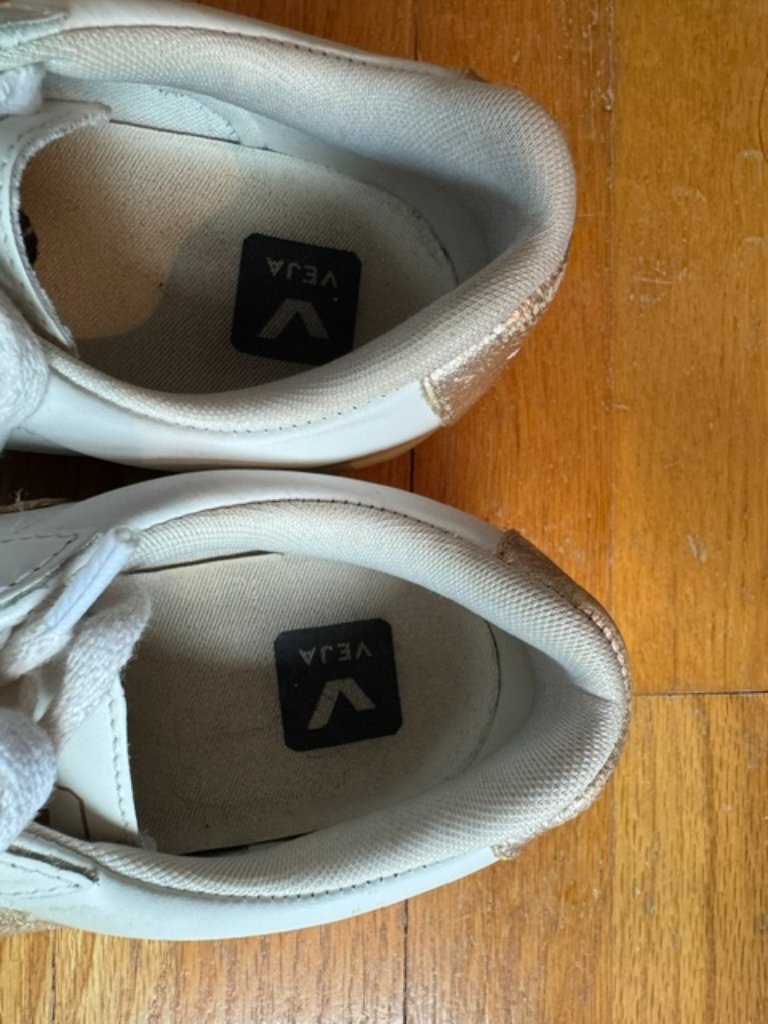 Authentic Veja Leather Sneakers In Excellent Used Condition (Euc). — image 6 of 7